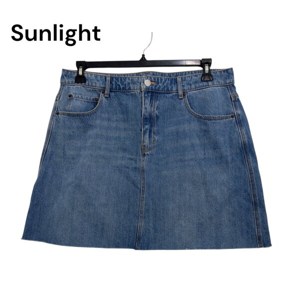 Old Navy Womens Denim Mini Skirt Size 14 Medium Wash Frayed Hem 100% Cotton - Picture 1 of 10